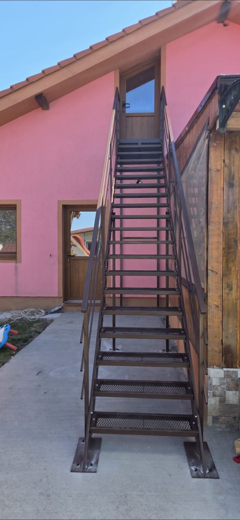 Scară metalică exterioară cu podest pentru acces la etaj