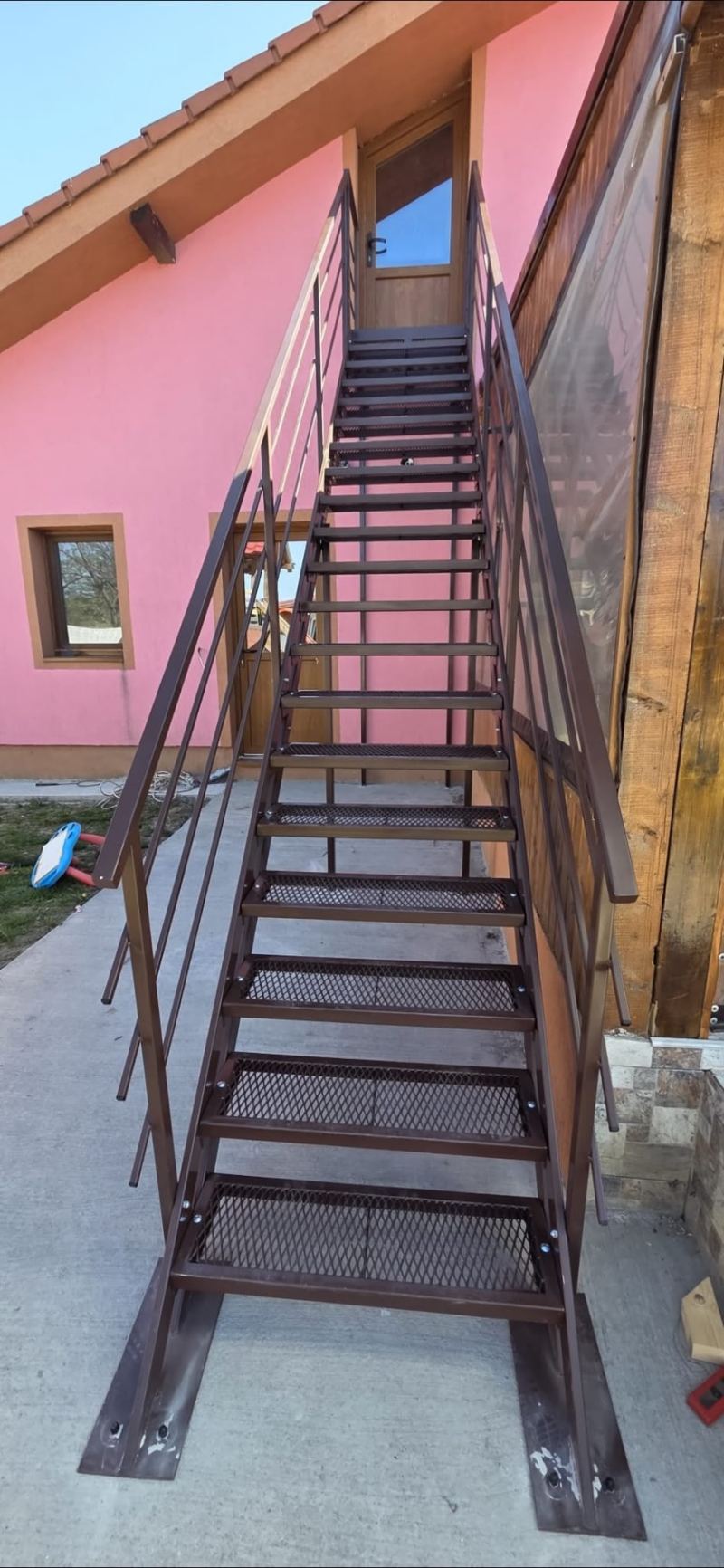 Scară metalică exterioară cu podest pentru acces la etaj