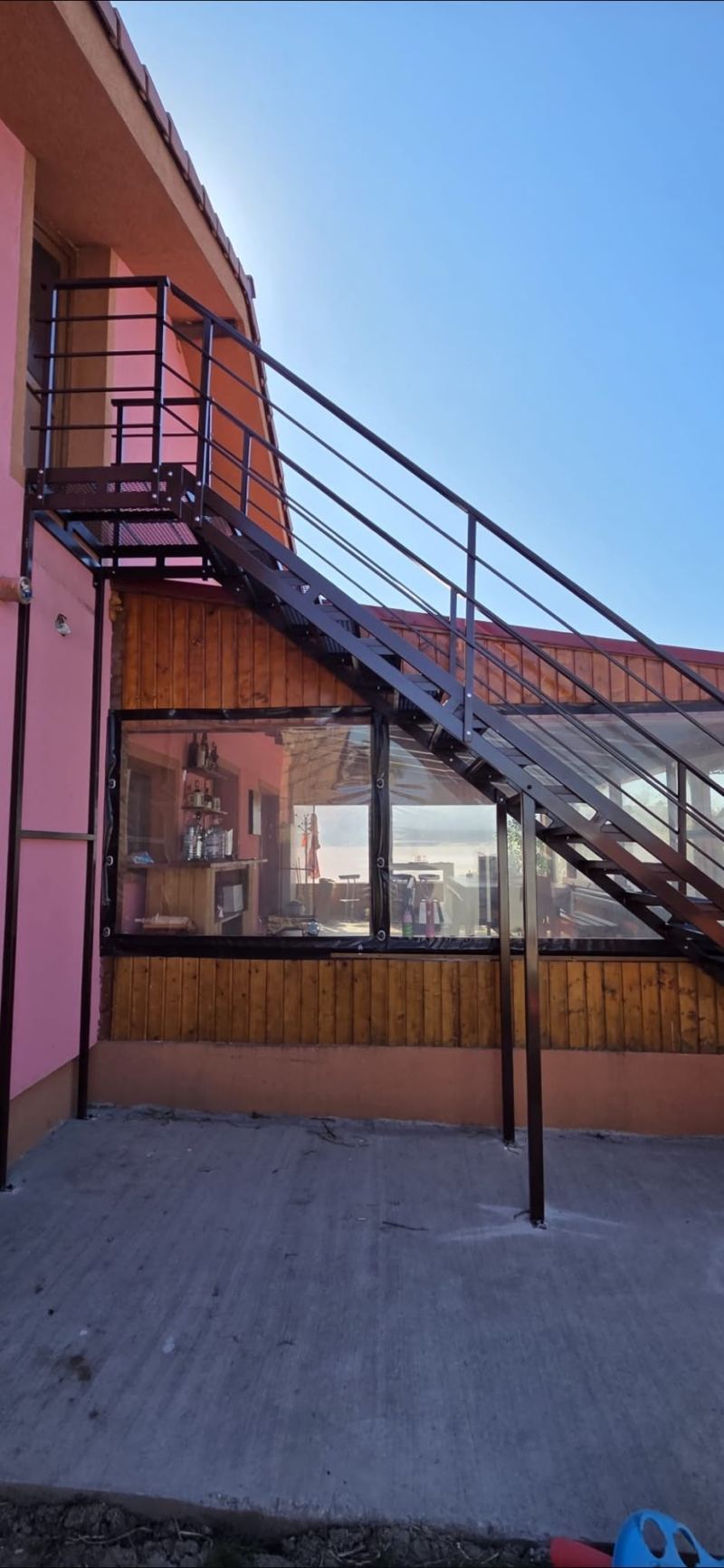 Scară metalică exterioară cu podest pentru acces la etaj