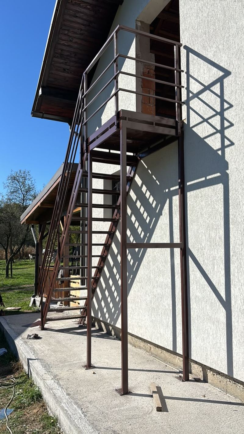 Scară metalică exterioară cu balcon pentru acces la mansardă