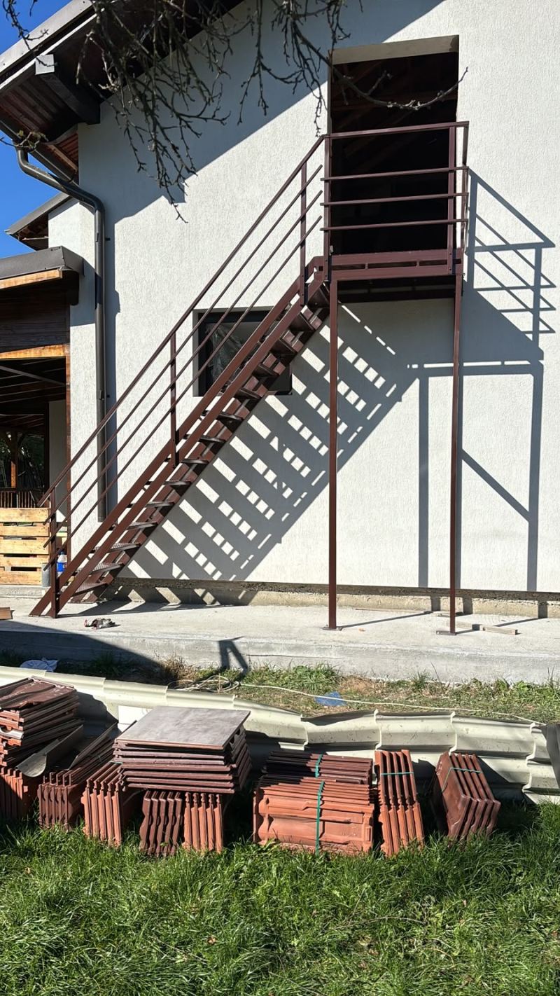 Scară metalică exterioară cu balcon pentru acces la mansardă