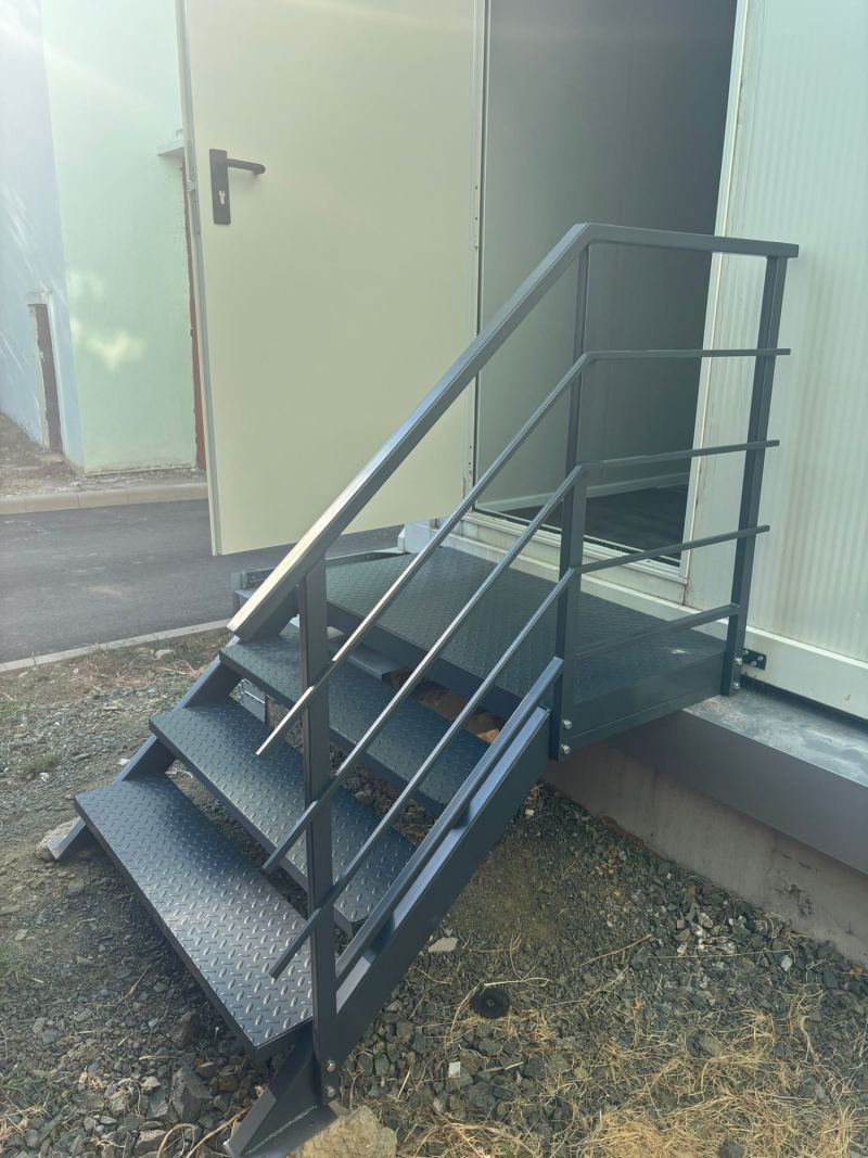 Scară metalică de acces cu podest pentru container tehnic