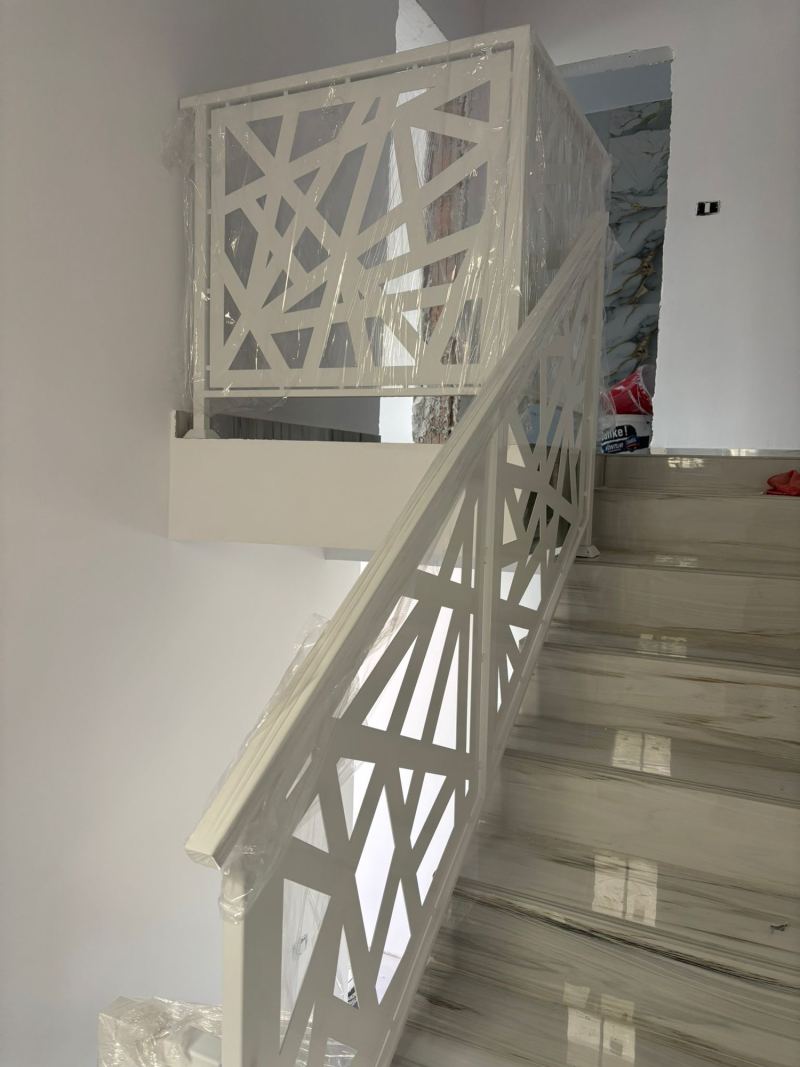 Balustradă interioară din tablă decupată laser, cu model geometric