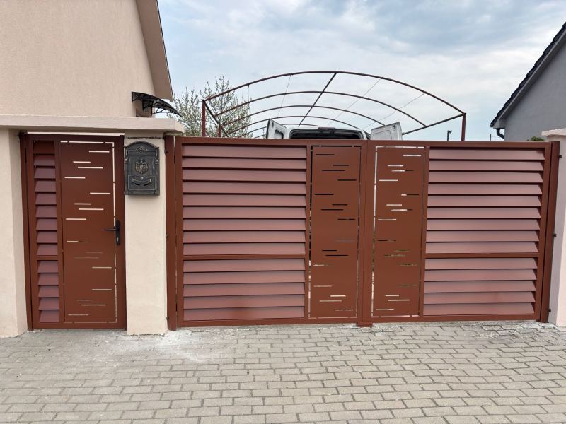Ansamblu porți cu lamele orizontale și inserții decupate laser