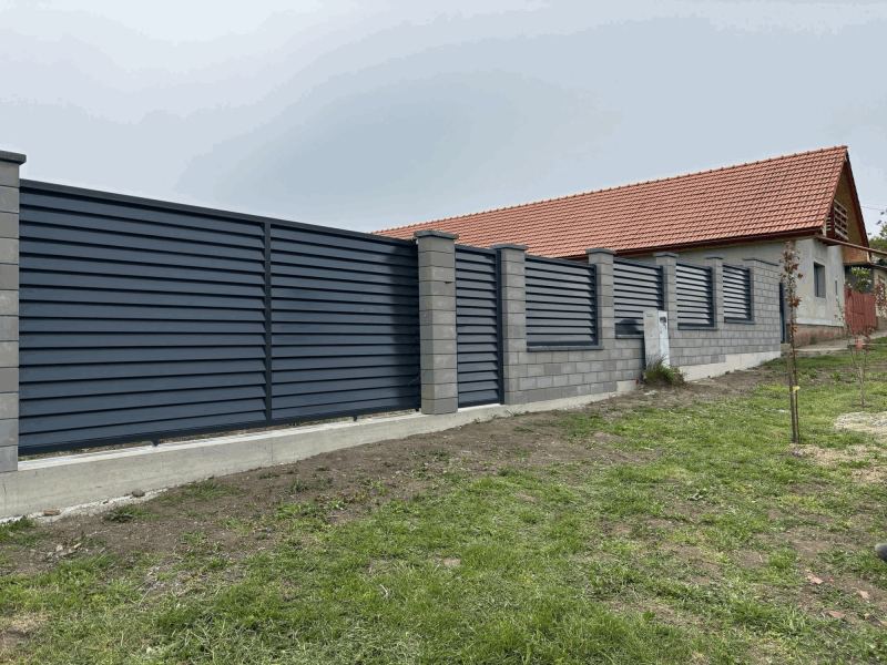 Poartă culisantă și gard cu lamele orizontale, gri antracit