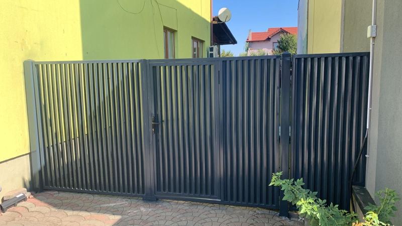Porți și gard din șipcă metalică verticală, gri antracit