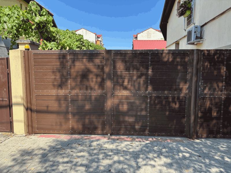Poartă batantă cu panouri imitație lemn și nituri decorative